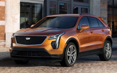 Компактный cadillac xt4