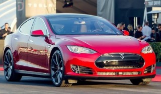 Tesla представила model s с полным приводом